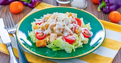 Салат Цезарь с сыром, помидорами, курицей и сухариками