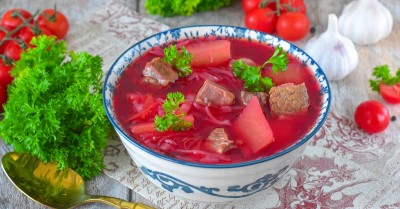 Борщ с капустой мясом луком морковью и томатной пастой