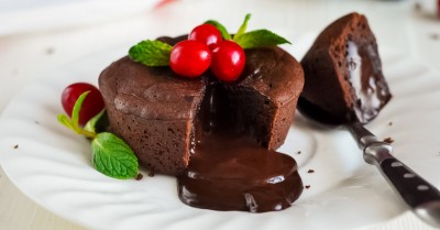 Шоколадный фондан с жидкой начинкой горячий десерт