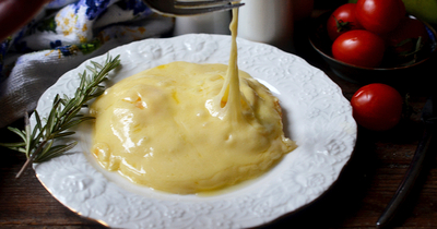 Омлет из яиц с сыром на сковороде