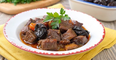 Говядина с черносливом в мультиварке
