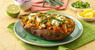 Запечённый батат с курицей в духовке