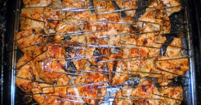 Куриный шашлык на решетке на углях