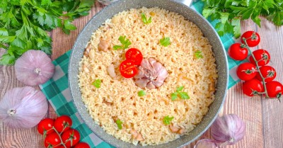 Тушеная свинина с рисом на сковороде