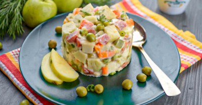 Классический зимний салат оливье с колбасой и яблоком