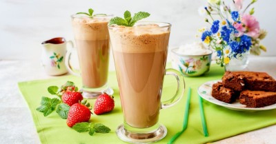 Шоколадный молочный коктейль в блендере