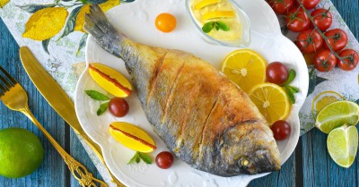 Дорадо жареная на сковороде целиком