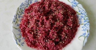 Свекольный салат с грецкими орехами черносливом и майонезом