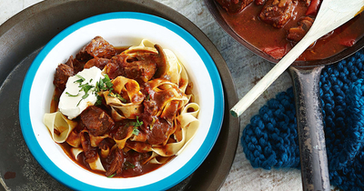 Гуляш из говядины с макаронами и шампиньонами