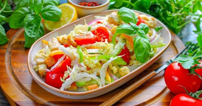 Салат из пекинской капусты с курицей и растительным маслом