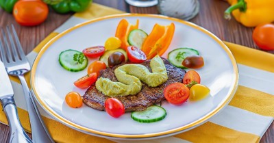 Мясо с авокадо на сковороде