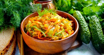 Салат с жареными огурцами луком морковью