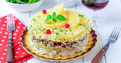 Салат с курицей ананасами грецкими орехами и сыром