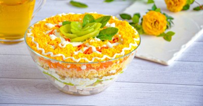 Салат Африка киви курица яблоко сыр яйцо