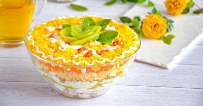 Салат Африка киви курица яблоко сыр яйцо