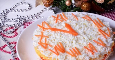Салат Часы с куриным филе сыром и корейской морковью