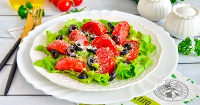 Теплый салат с помидорами и маслинами
