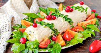 Рулет из плавленного сыра и крабовых палочек с чесноком