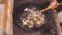 Опята с гречкой рецепт. recept grechki po kupecheski s opyatami v kazane 1588286271 6 min. Опята с гречкой рецепт фото. Опята с гречкой рецепт-recept grechki po kupecheski s opyatami v kazane 1588286271 6 min. картинка Опята с гречкой рецепт. картинка recept grechki po kupecheski s opyatami v kazane 1588286271 6 min. Гречневая каша сама по себе очень полезная и вкусная, а в сочетании с грибами – ей нет равных по питательности среди других каш. Она насыщается ароматом опят, что делает блюдо ещё более вкусным.