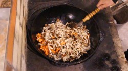 Опята с гречкой рецепт. recept grechki po kupecheski s opyatami v kazane 1588286271 7 min. Опята с гречкой рецепт фото. Опята с гречкой рецепт-recept grechki po kupecheski s opyatami v kazane 1588286271 7 min. картинка Опята с гречкой рецепт. картинка recept grechki po kupecheski s opyatami v kazane 1588286271 7 min. Гречневая каша сама по себе очень полезная и вкусная, а в сочетании с грибами – ей нет равных по питательности среди других каш. Она насыщается ароматом опят, что делает блюдо ещё более вкусным.