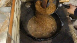 Опята с гречкой рецепт. recept grechki po kupecheski s opyatami v kazane 1588286271 9 min. Опята с гречкой рецепт фото. Опята с гречкой рецепт-recept grechki po kupecheski s opyatami v kazane 1588286271 9 min. картинка Опята с гречкой рецепт. картинка recept grechki po kupecheski s opyatami v kazane 1588286271 9 min. Гречневая каша сама по себе очень полезная и вкусная, а в сочетании с грибами – ей нет равных по питательности среди других каш. Она насыщается ароматом опят, что делает блюдо ещё более вкусным.