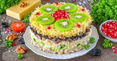 Салат Женский каприз с курицей и сыром