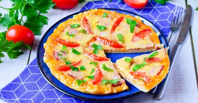 Пицца с сыром и помидорами в мультиварке