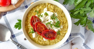 Овсяная каша с сыром и карри