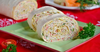 Рулет из лаваша с крабовыми палочками сыром и яйцом