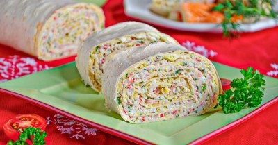 Рулет из лаваша с крабовыми палочками сыром и яйцом