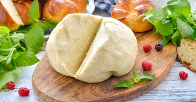 Дрожжевое тесто липнет к рукам что делать