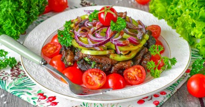 Салат с говядиной и помидорами