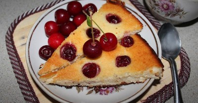 Творожная запеканка с вишней и манкой без крахмала