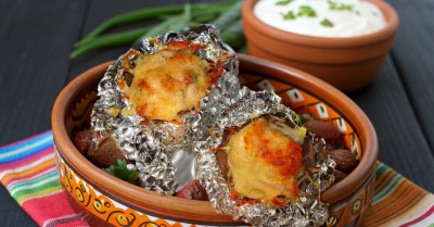 Картошка в фольге в сметане запеченная с колбасой и сыром