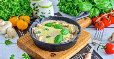 Жульен с грибами на сковороде со сметаной классический