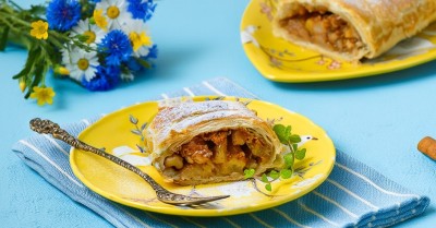 Штрудель с яблоками из слоеного теста на завтрак