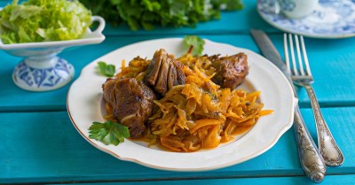 Утка тушеная с капустой