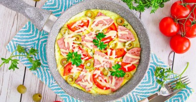 Пицца из яиц на сковороде с помидорами и сыром