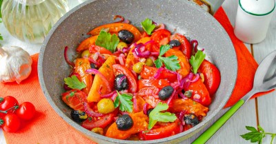 Жареные помидоры с луком