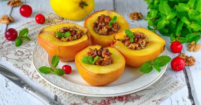 Запеченная айва с грецкими орехами