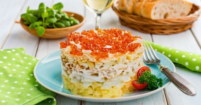Праздничный салат Царский с икрой и кальмарами