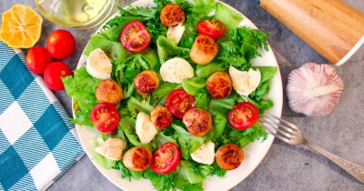 Салат с морскими гребешками моцареллой помидорами