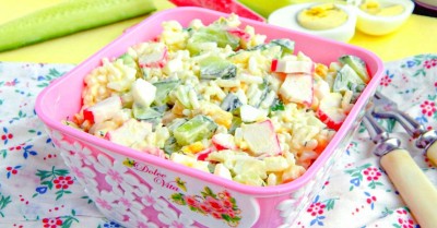 Салат с рисом, крабовыми палочками, огурцом и кукурузой