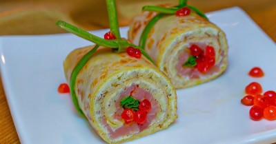 Рулетики из блинов с красной рыбой и икрой