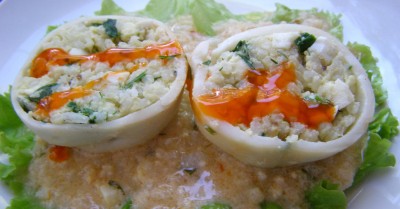 Фаршированные кальмары с рисом и яйцом