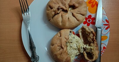 дрожжевой пирожок с курицей, грибом и сыром