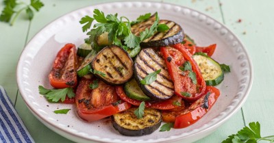 Овощи - перец, баклажаны и кабачок на решетке на углях