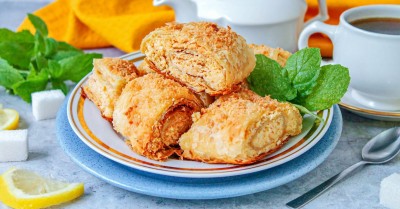 Рулет из слоеного теста в духовке