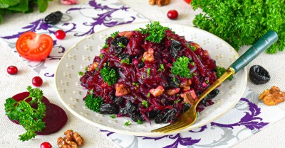 Простой легкий и быстрый салат из свеклы с черносливом