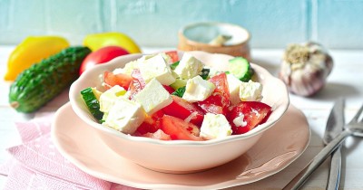Салат с сыром фета чесноком и помидорами